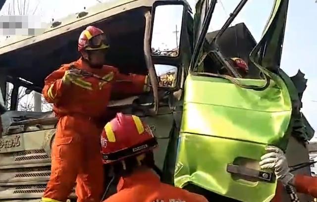 原创陕西又发生一起事故,位于咸阳市兴平市,现场情况十分危急!