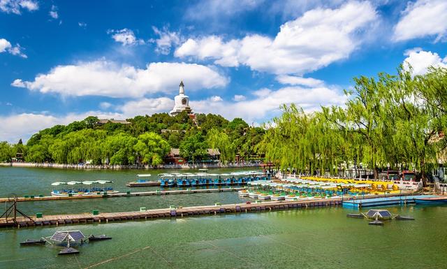 位于北京市中心区,城内景山西侧,在故宫的西北面,与中海,南海合称三海