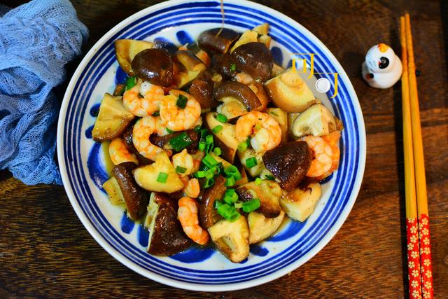 好吃易做的香菇炒虾仁食材很简单家庭餐桌方便实用一学就会