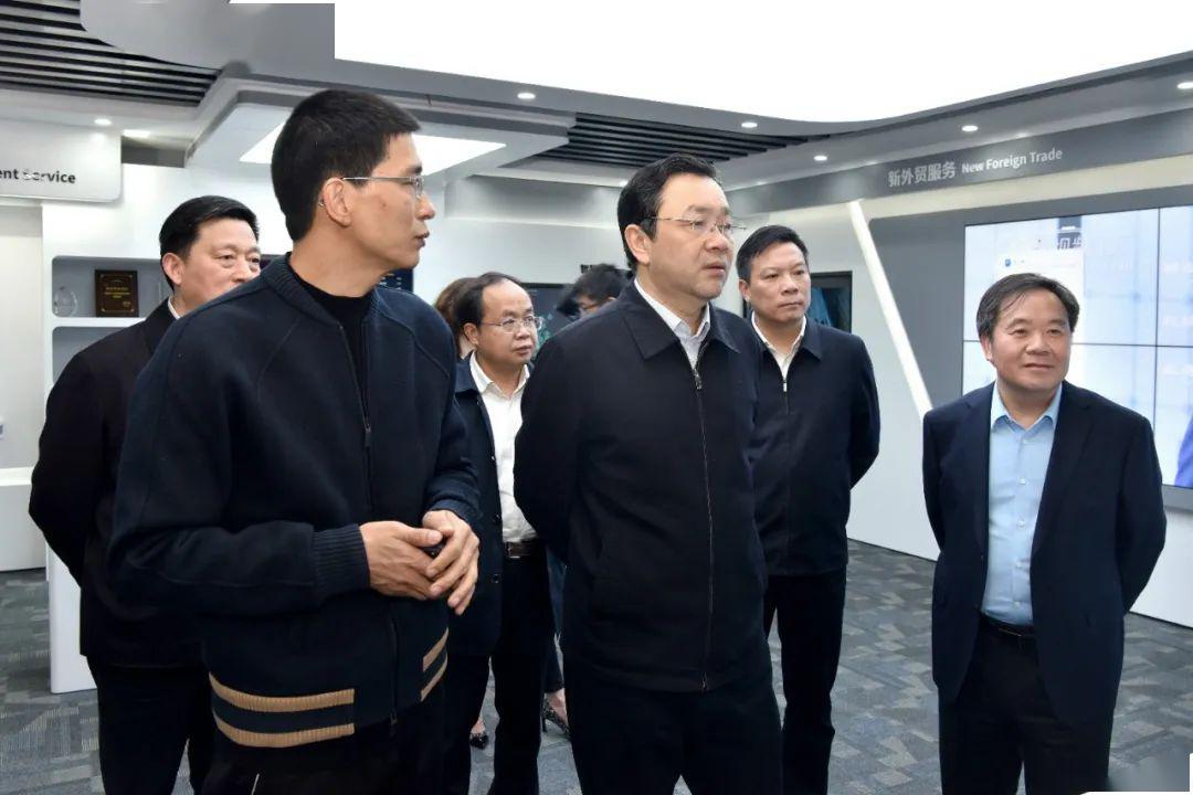 副书记,管委会主任,新吴区委副书记,区长封晓春及区领导匡辉参加调研