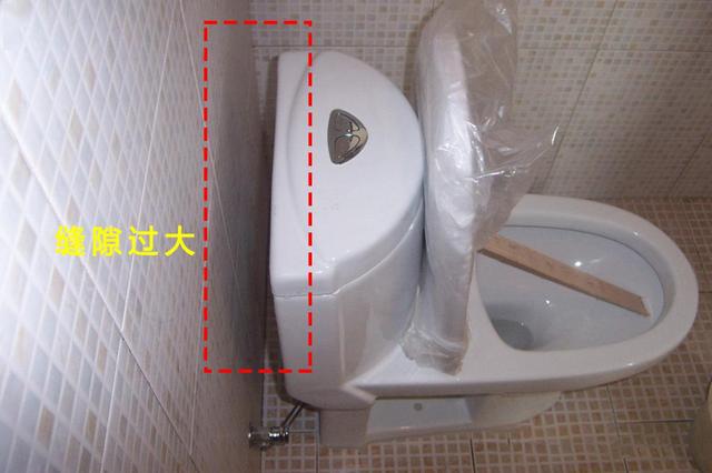 马桶坑距过大到墙15公分空隙多亏老友出招装护墙板当柜子用