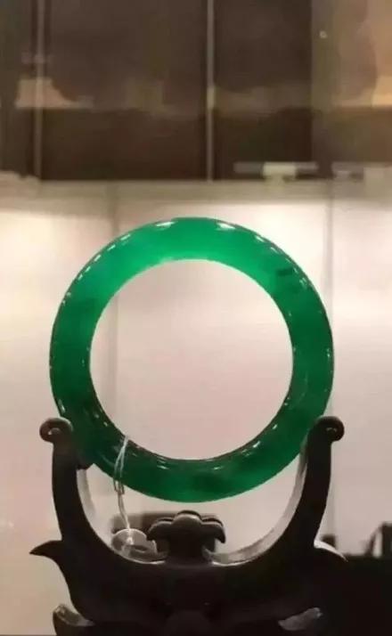 翠友们都知道,翡翠是硬玉之王,翡翠的价值是逐年升高的.