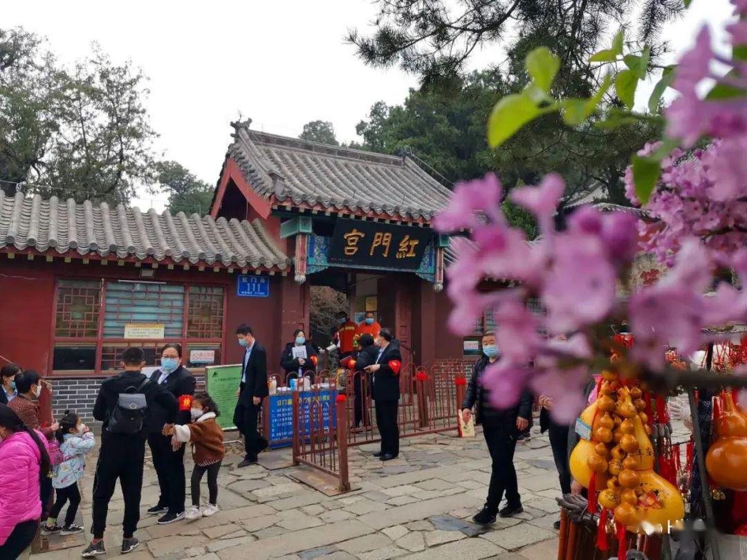 游客,红门宫实行了24小时全时开门迎接游客制度,让停歇了50多天的泰山