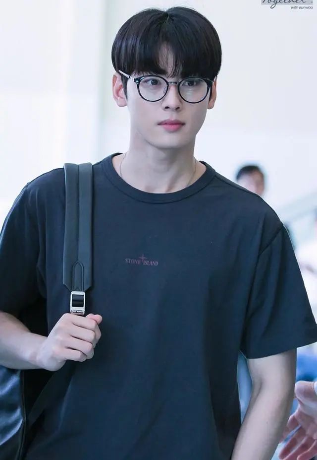 脸蛋天才车银优的机场穿搭最简单的白t最极致的享受