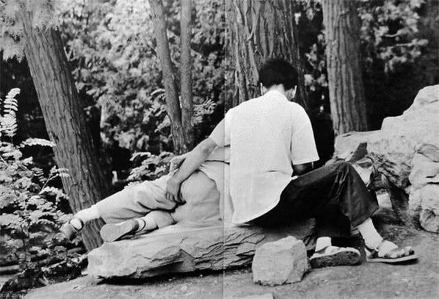 老照片那个年代的青年男女恋爱谈的是爱情理想追求