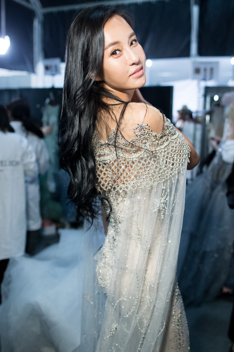 龙女郎母其弥雅真敢穿紧身裙拼接珠网丰乳肥臀太迷人