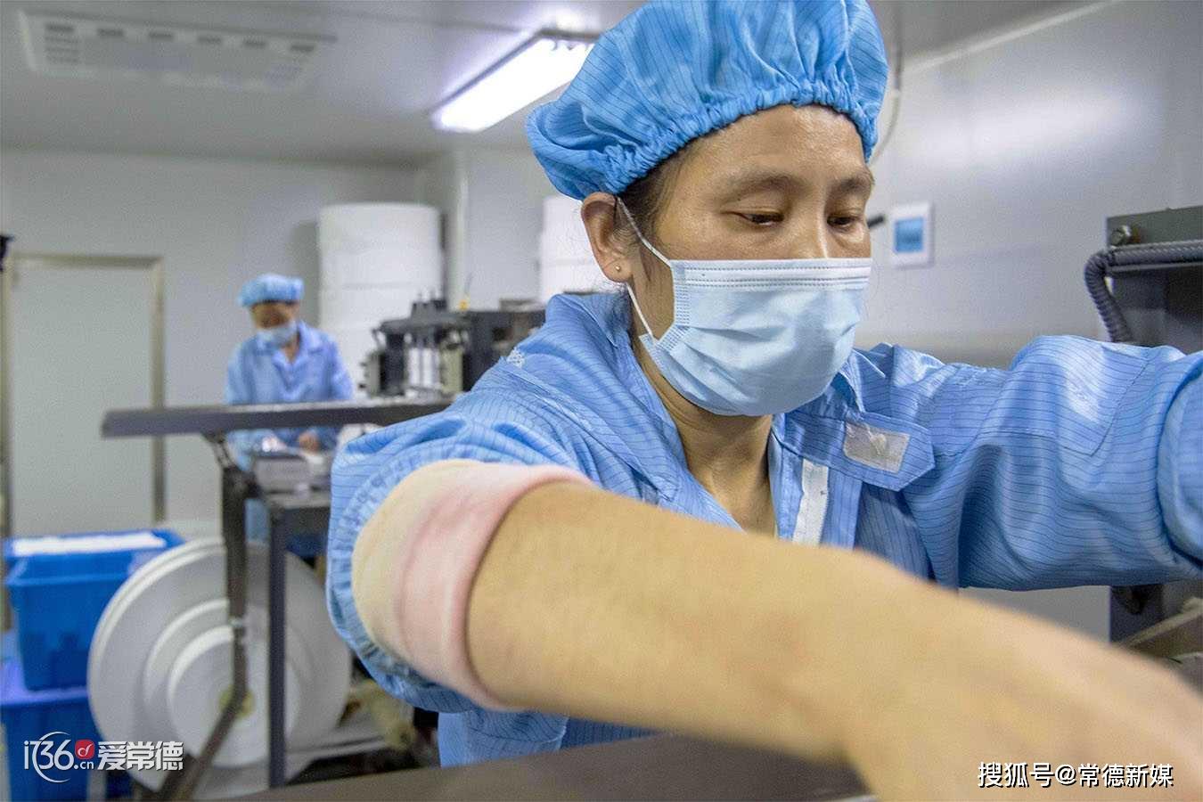 摄影家陈正军口罩生产一线女工的巾帼情