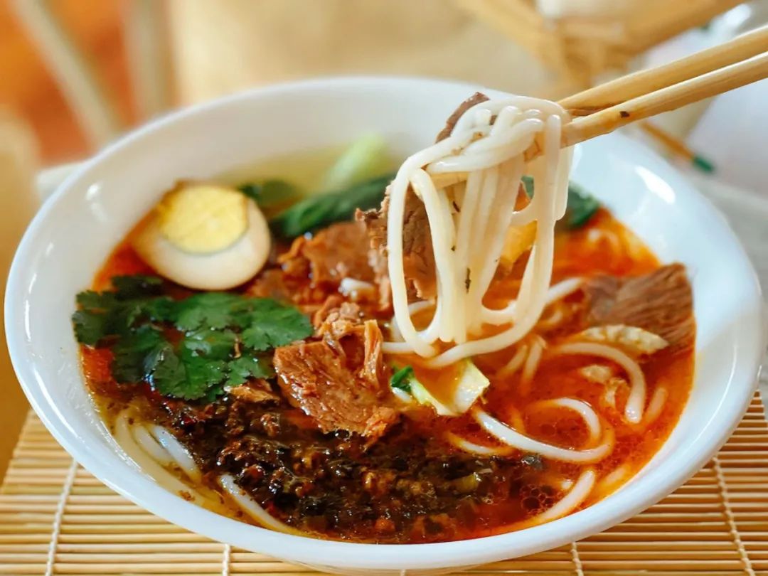 无论是照烧鸡腿饭,卤肉饭, 香辣牛肉米线,卤肉米线, 这些面面俱档的