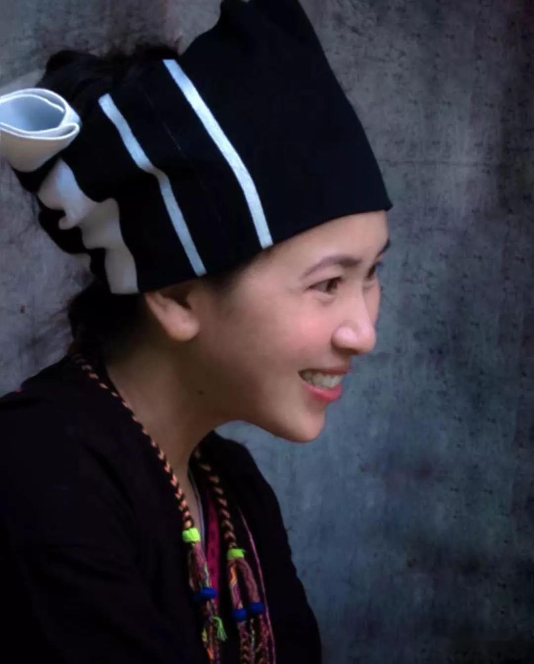 黎语歌符花金今日三月三唱着情歌寻找意中人以歌声