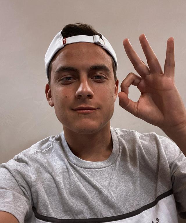 迪巴拉也是向广大关心他的球迷们报了平安,迪巴拉发了一张自拍,并且