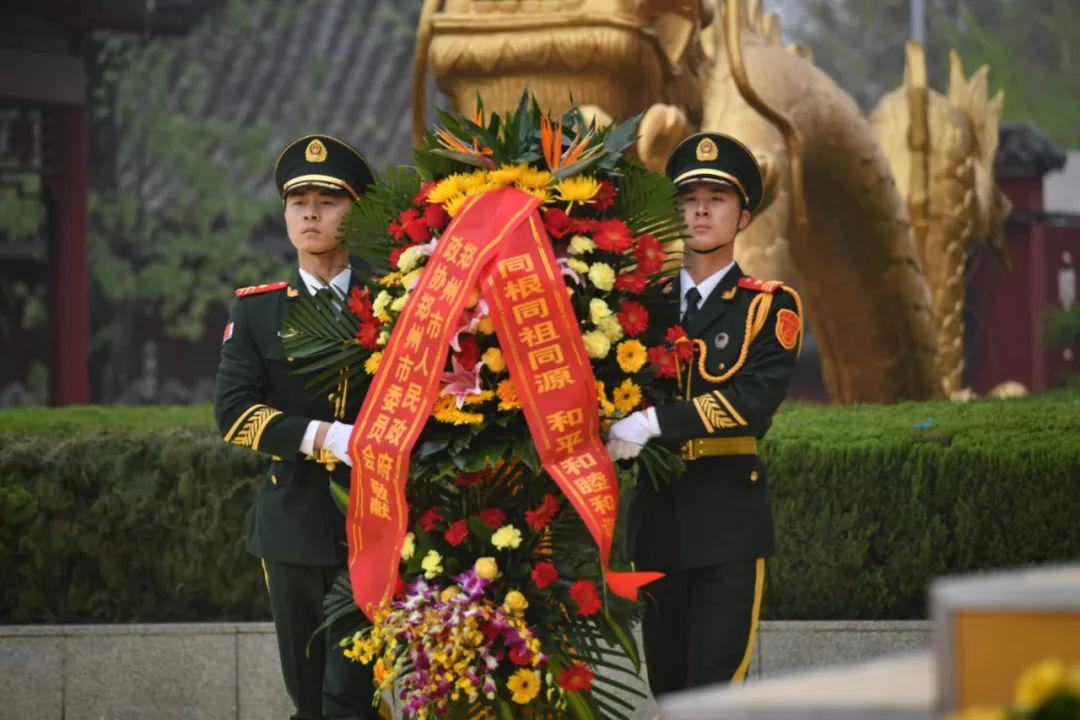 敬献花篮全体肃立,21门礼炮响起,在全民抗击疫情的特殊时刻,礼炮声声