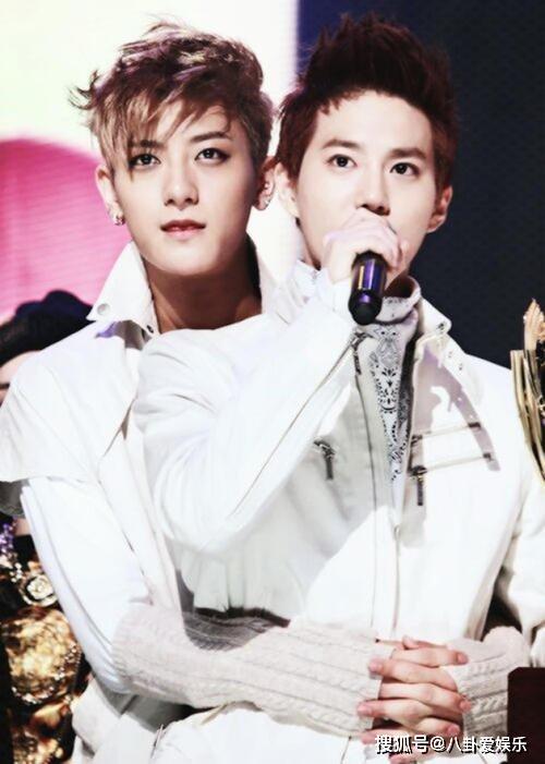 当年吴亦凡,鹿晗和黄子韬相继离队的时候,suho作为队长非常伤心,甚至