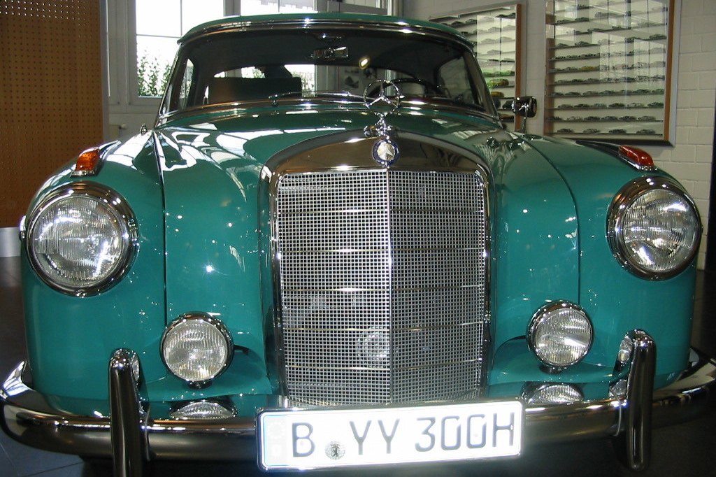 戴姆勒首辆马车式汽车即告诞生,这和本茨的专利汽车的出世难分先后