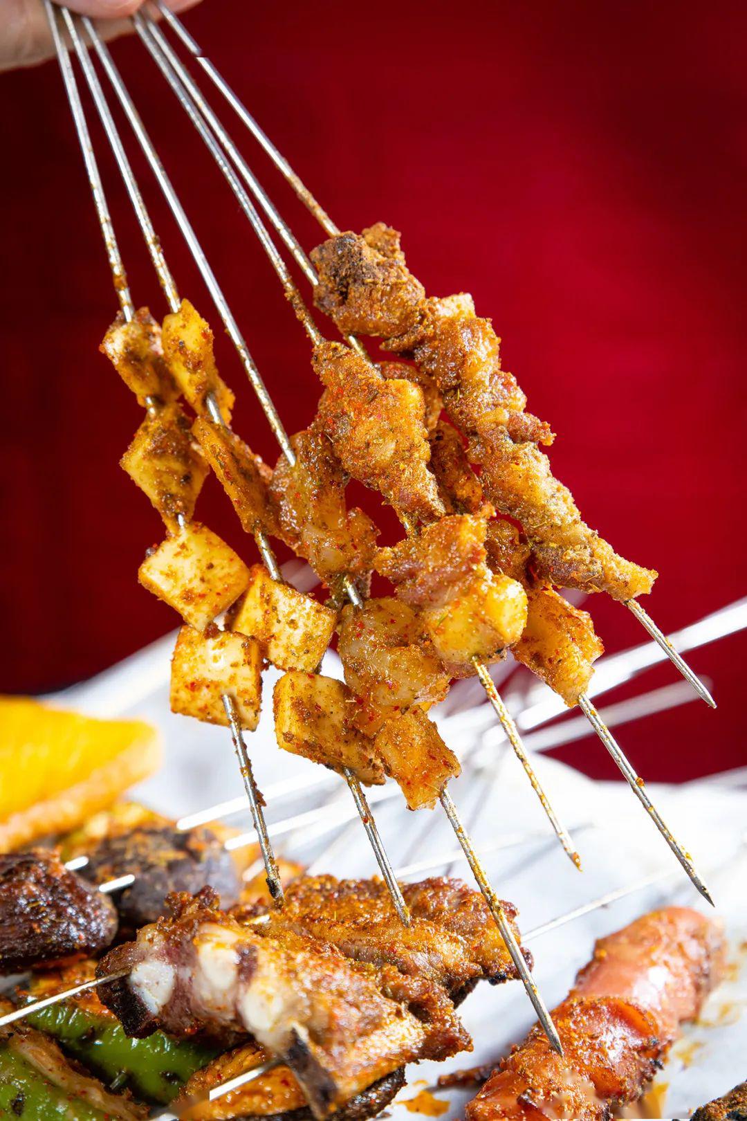 羊肉串买半斤送半斤!这个猛人放话:要改变东区烧烤版图!_牛蛙