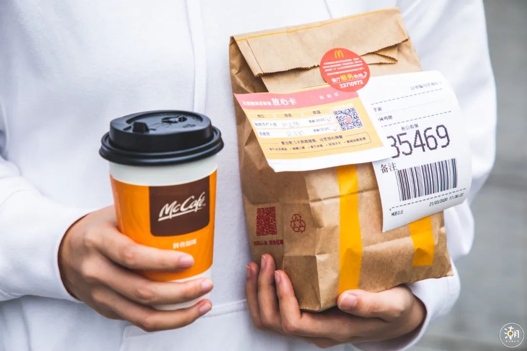现在手机提前下单,到店取餐更方便~打包袋上都会附有专属安心卡,让你