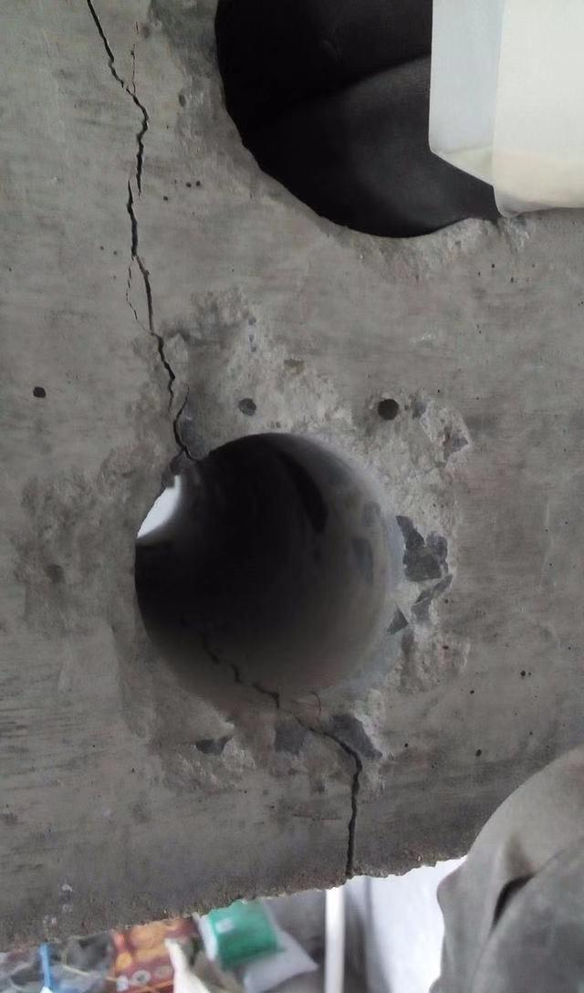 装修新房工人只在梁上打了8个孔就被楼上邻居起诉到法院