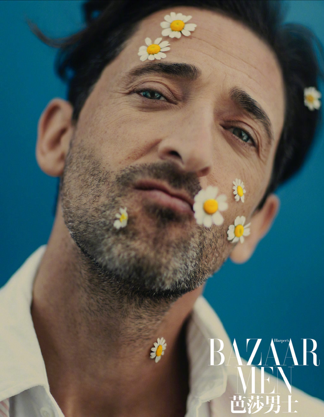 绅士与花!艾德里安-布洛迪最新写真优雅温柔兼具