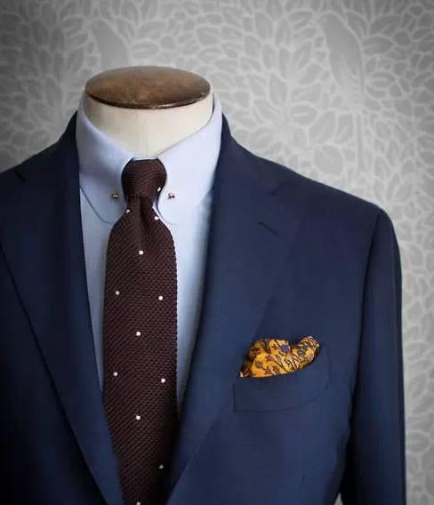 件斗篷用领针进行固定后来逐渐演变为衬衫的领部装饰饰耳领饰耳领(tab