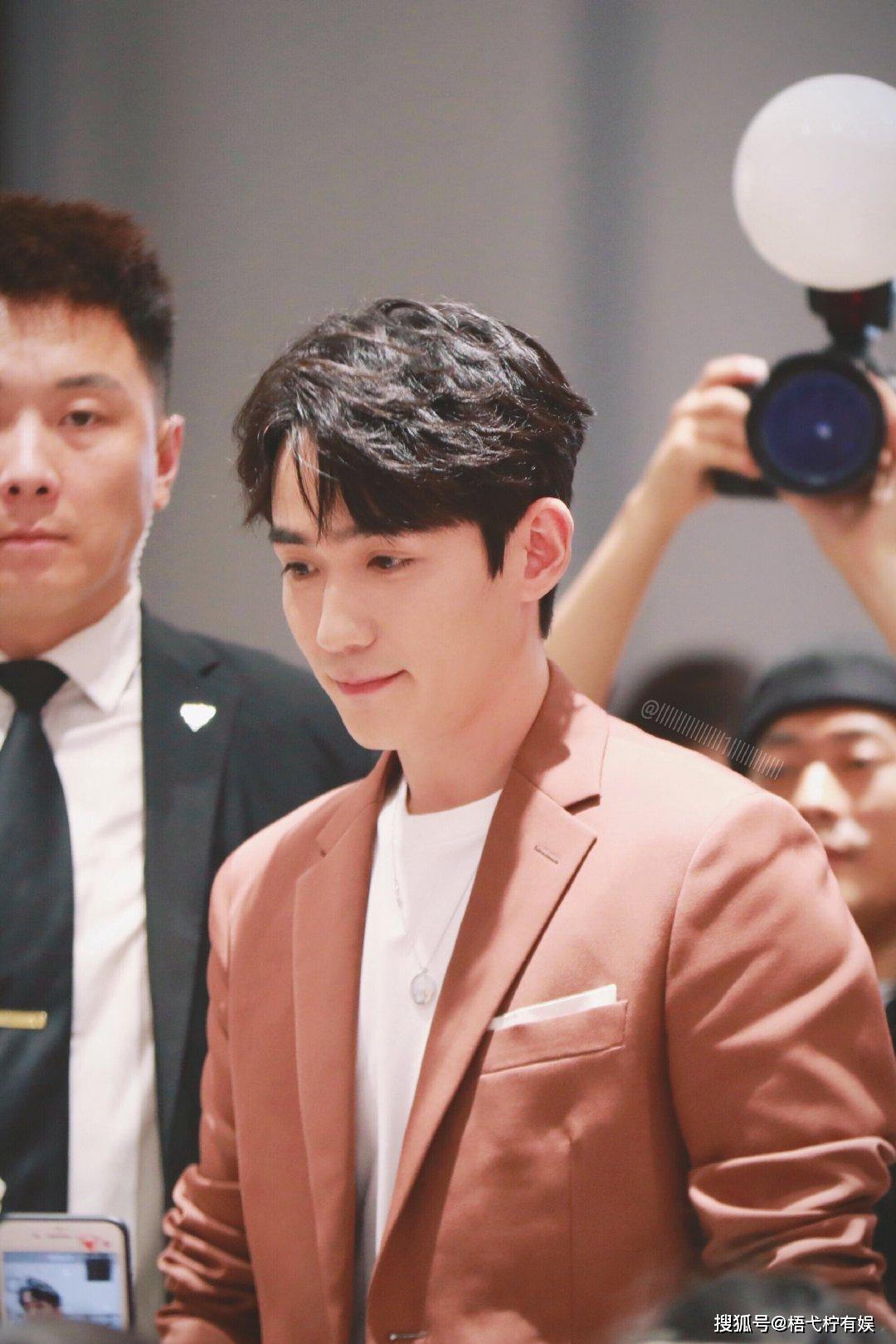 没有一点点防备朱一龙就二登悦游周年刊的突袭包包有些懵逼