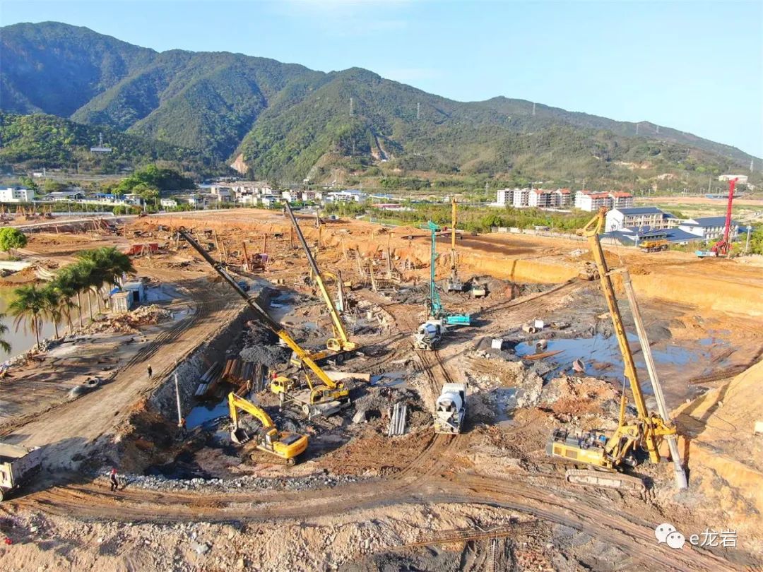 奥特莱斯来了龙岩城北片区一个大型综合体在昼夜施工
