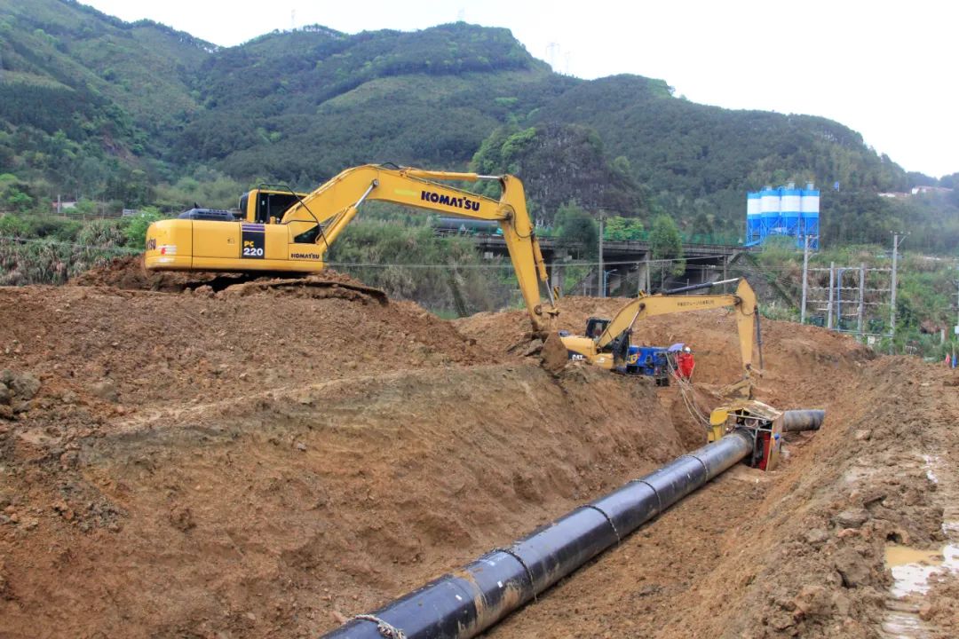 蜿蜒爬上山坡,穿过沟壑天然气长输管道宛如一条巨蟒在工人们的紧张