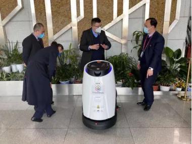 达闼5G云端抗疫机器人进驻青岛流亭国际机场 精准防范境外疫情输入