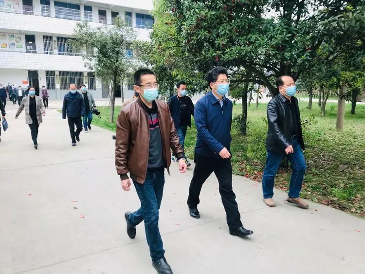 67弋阳县委书记谢柏清莅临圭峰中学调研疫情防控和九年级开学准备