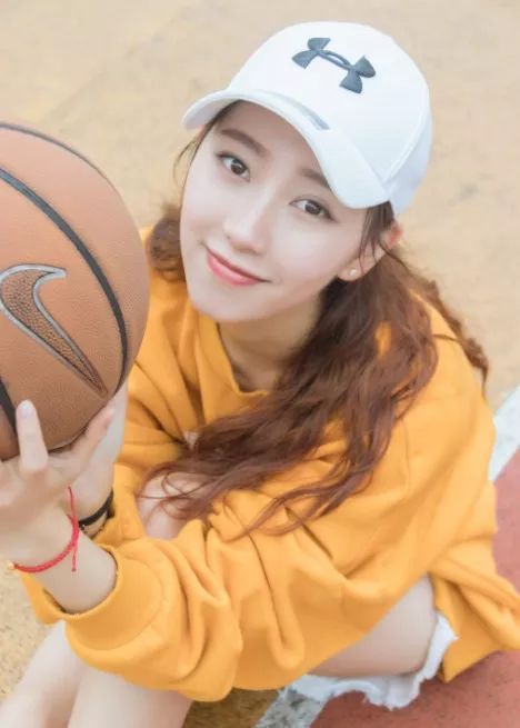 女神在球场做出这个动作我就知道我打不过她