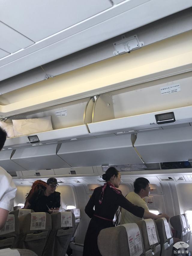 客舱内的行李架也和新机型的行李架有明显的区别.