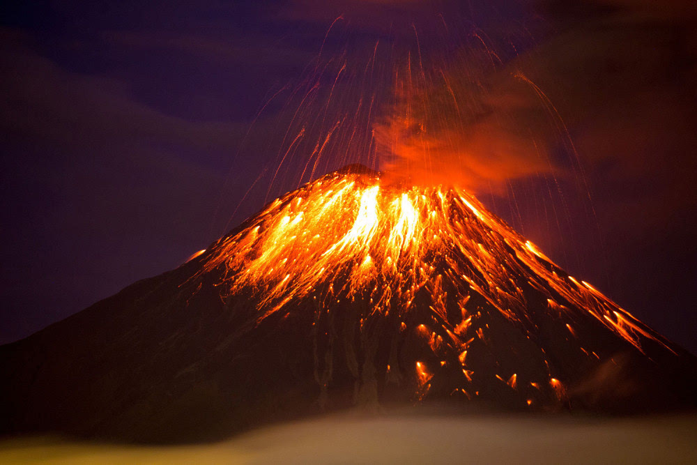 世界上現存的比較大型的火山有:黃石超級火山(位於美國黃石公園正下方