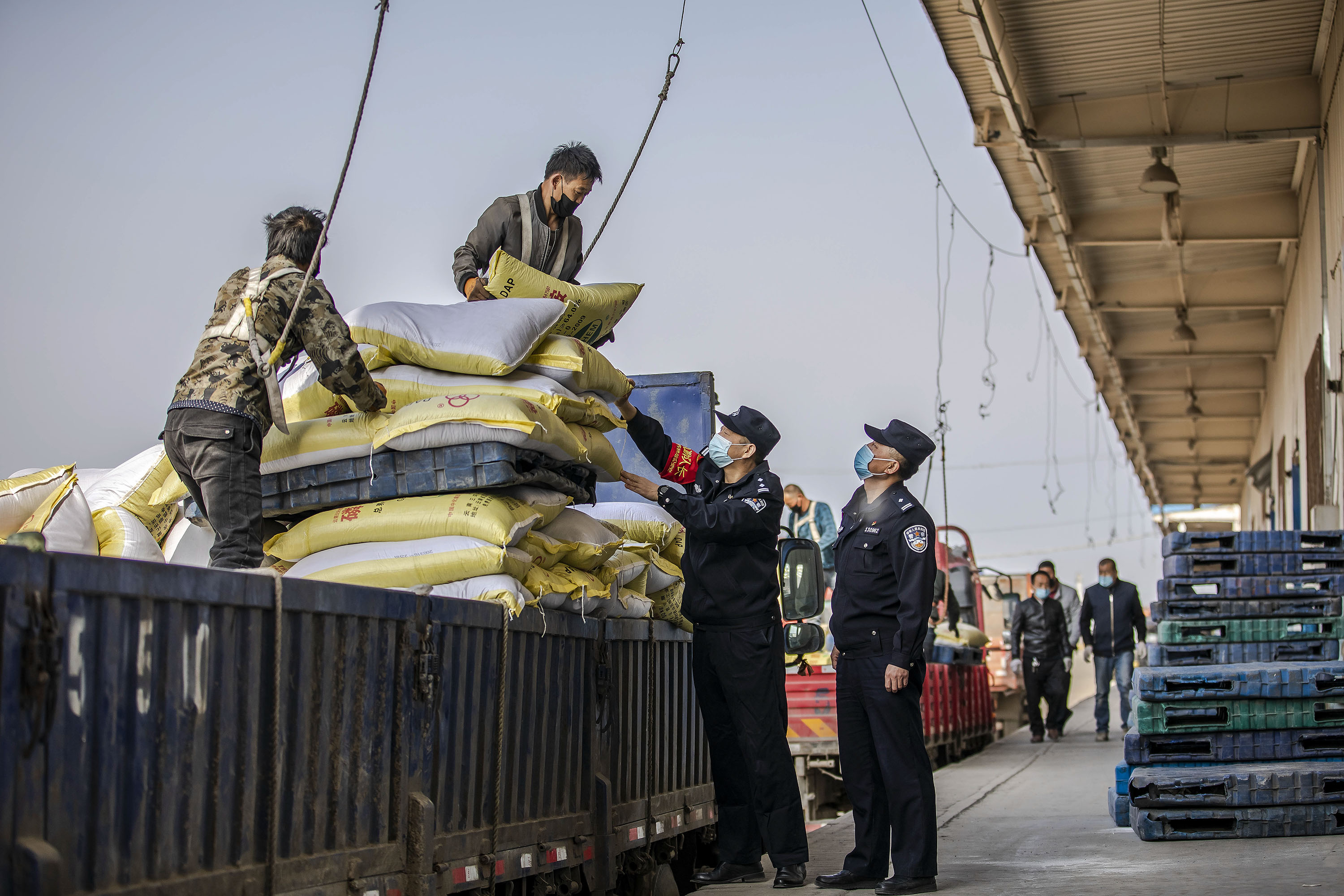 民警在昌吉货运中心对装运农用物资装卸工进行安全提醒