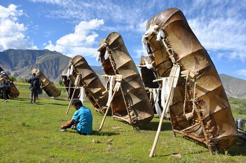 的西藏,该村是仅有的一个世代打鱼为生的渔村,以独特的牛皮筏舞闻名