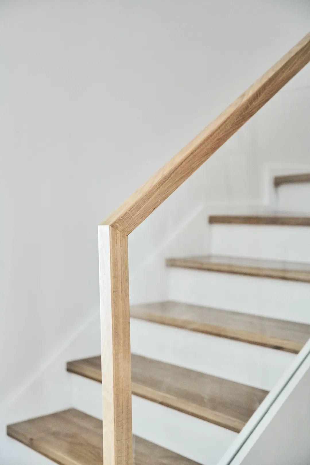 木质踏步 玻璃扶手的设计,让楼梯也是显得时尚而又雅致 二楼主卧