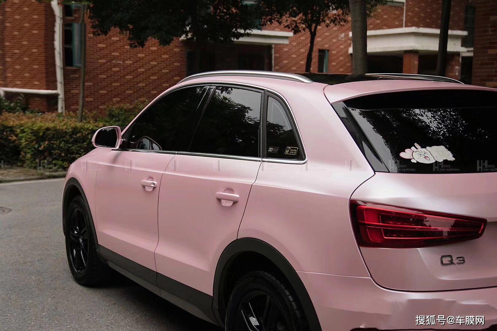 说的一款车,一款奥迪q3车,一款贴了车膜网电光樱花粉改色膜的奥迪q3