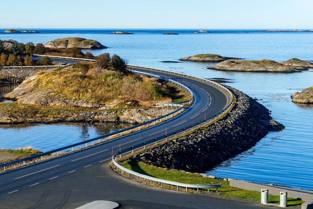 大西洋公路不仅有其匠心独运的工程设计,沿途的风景绝对令人叹为观止.