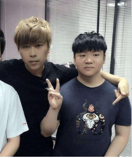 在一次直播中,pdd透露现在离开了卢本伟之后的马飞飞