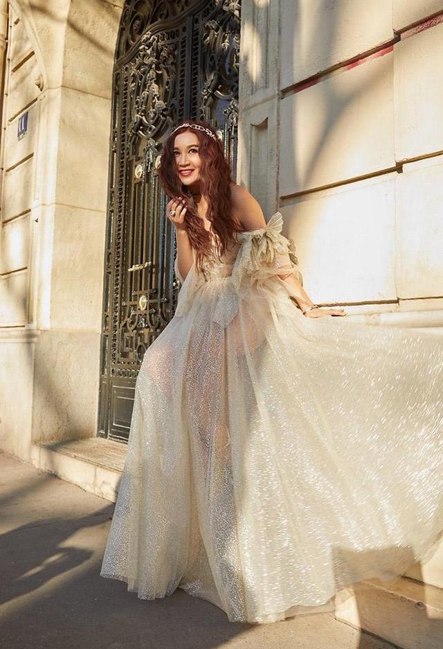 原创温碧霞越老越有韵味落肩礼服太漏用头发遮透视裙还要露出底裤