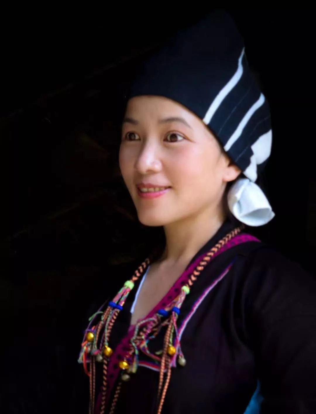 黎语歌符花金今日三月三唱着情歌寻找意中人以歌声