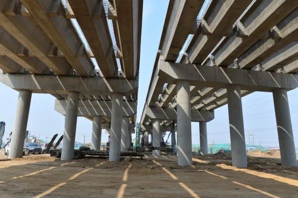 东南环互通175米桥梁最后一片35米130吨箱梁被精准地被放到了桥台上