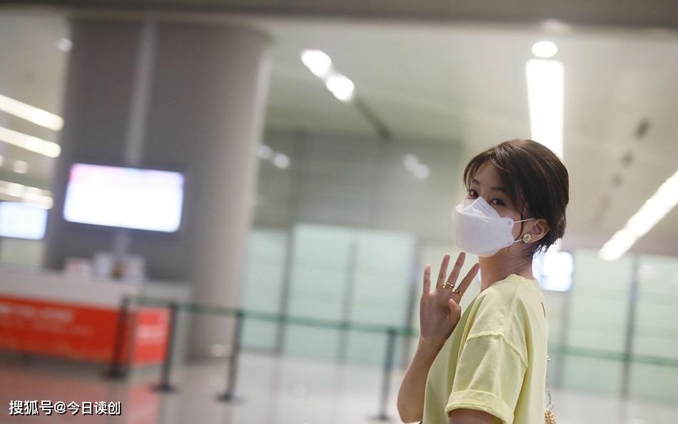 乔欣穿短t简约清新显元气活力戴口罩对镜打招呼