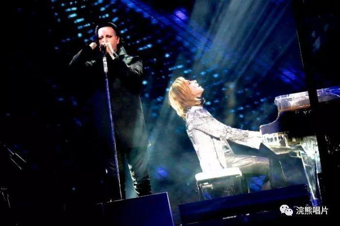 曼森与yoshiki年纪已过半百,曼森依然是不改自己的邪道作风,四毛不