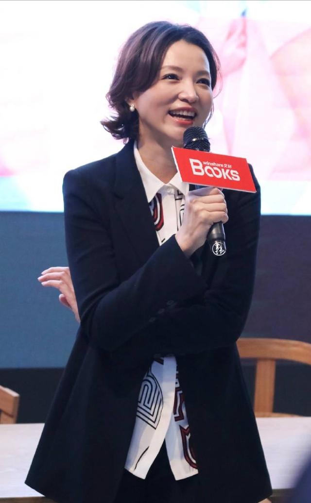 学董卿搭几何白衬衣,高级时髦又优雅_衬衫