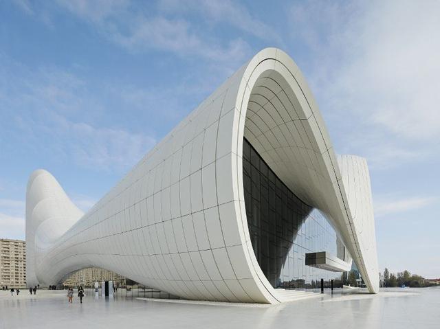 扎哈·哈迪德想法是内外设计房屋.暖气和水暖都在建筑物的外面.