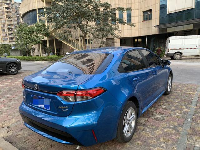 15万的预算内好开省油,我提了辆蓝色的丰田雷凌,这车身颜色帅吧