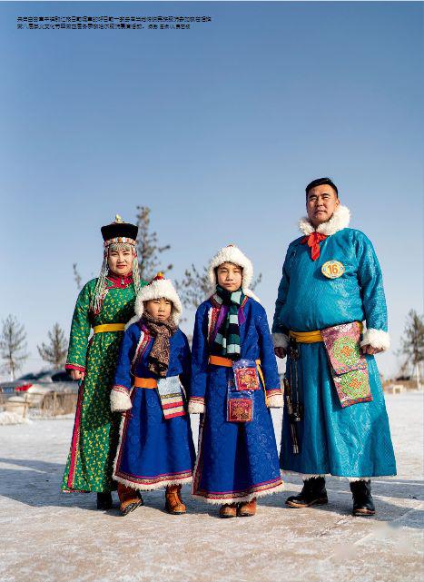 来自白音查干镇那仁格日勒嘎查的呼日勒一家身着当地传统民族服饰参加