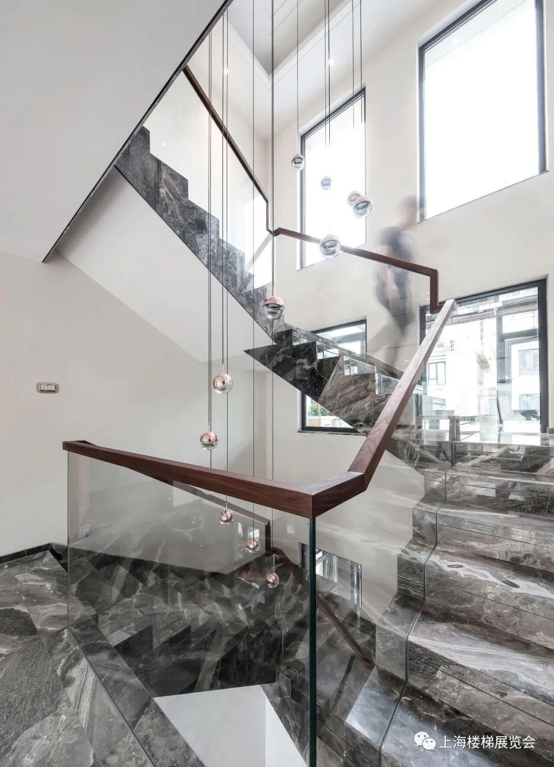 因为这也是玻璃楼梯与众不同的视觉效果属性之一