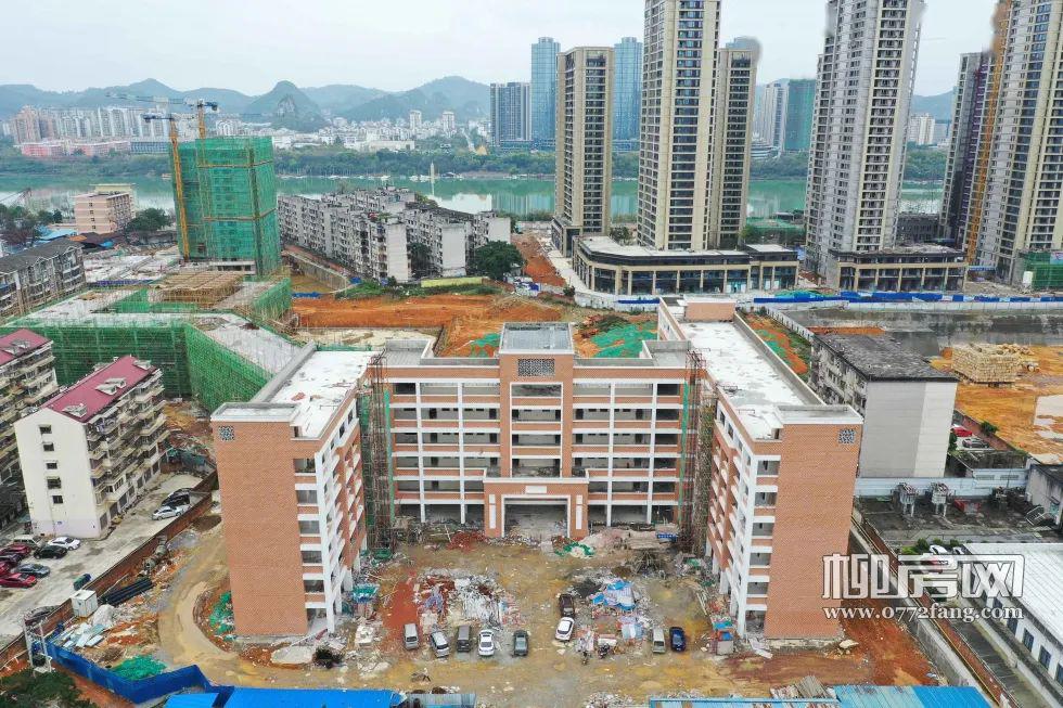 暂时在十五中校区内(雅儒路156号)办学,柳州市滨江中学正式招生,2019