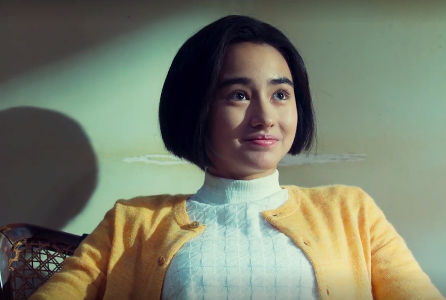 若男在这里的装扮也很有趣,像一个成熟女性,而不像一个学生.