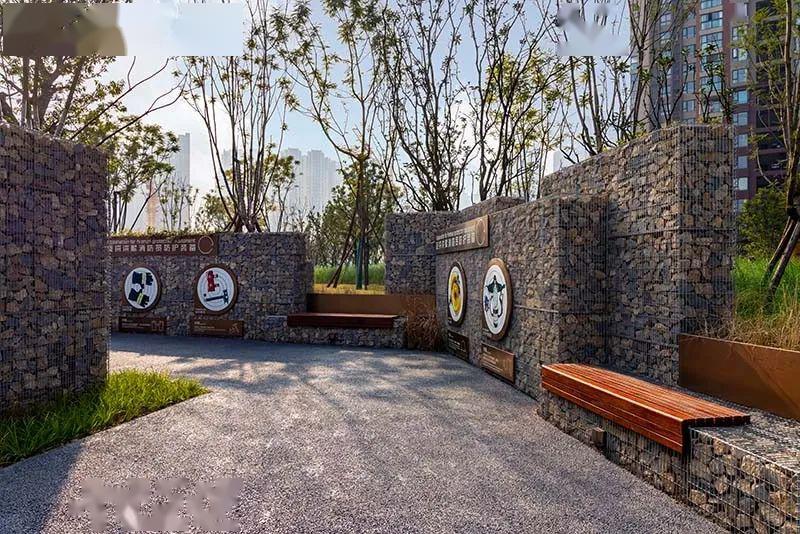 天府消防文化公园/蓝海景观景墙上的鱼游雕塑,呼应