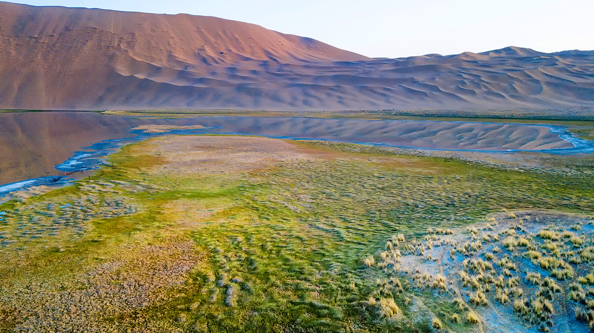 原创内蒙古最大沙漠巴丹吉林沙漠腹地密集呈现奇幻的多彩盐湖
